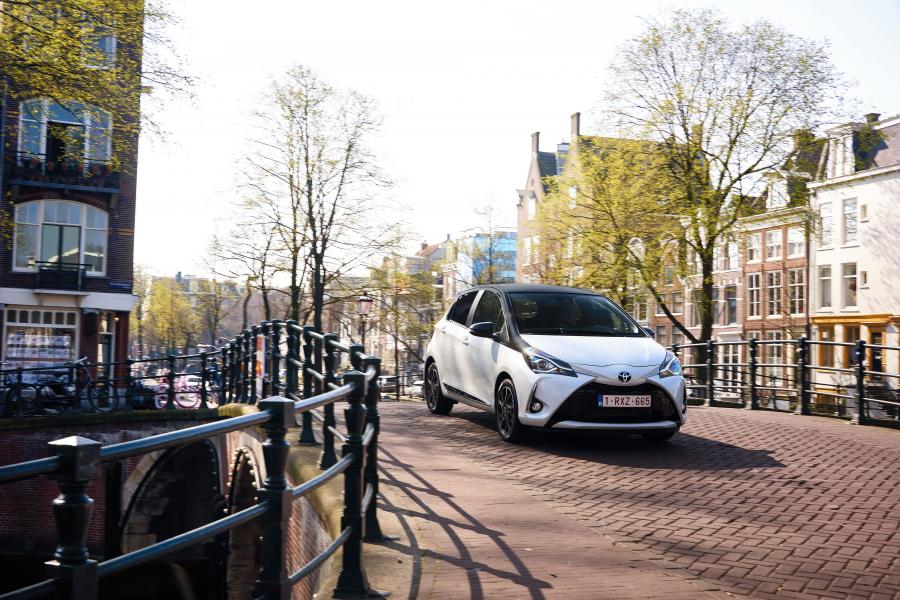  Toyota Yaris Bi-Tone 2017 года  (фото 23 из 36)